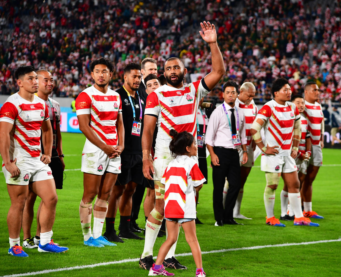試合後、整列しリーチ・マイケルのかけ声であいさつする日本代表（撮影・清水貴仁）