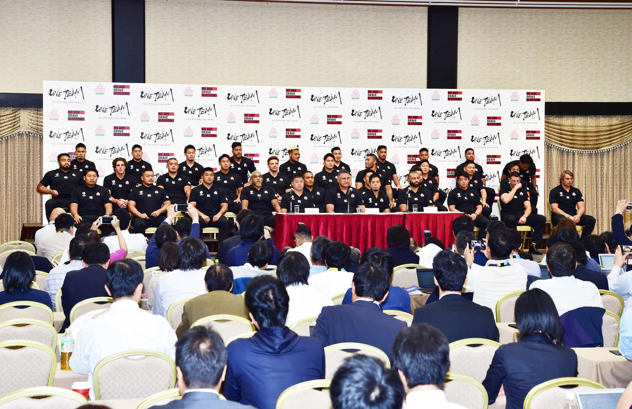 試合から一夜明け会見を行う日本代表選手たち（撮影・清水貴仁）