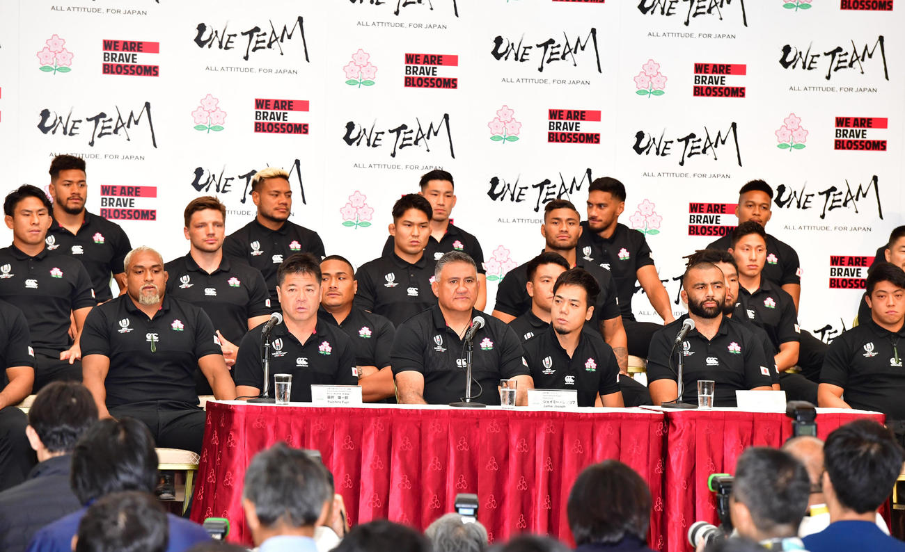 試合から一夜明け会見を行うジェイミー・ジョセフHC（中央）ら日本代表選手たち（撮影・清水貴仁）