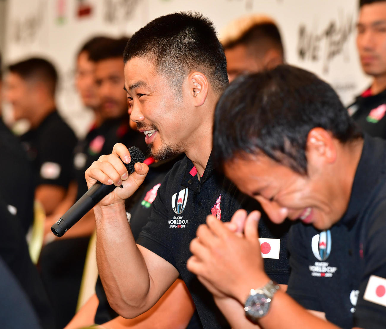 一夜明け会見を行う田中史朗ら日本代表選手たち（撮影・清水貴仁）