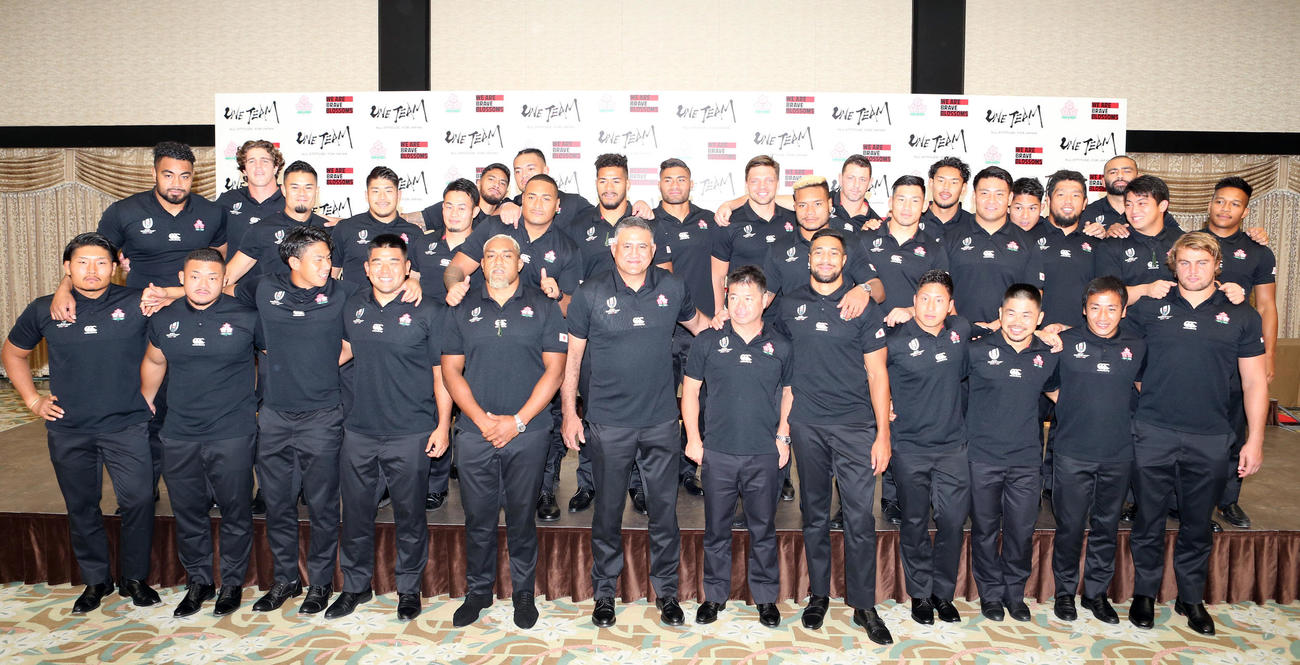 南アフリカ戦の一夜明け会見を終え、記念撮影をするジョセフ・ヘッドコーチ（中央）と日本代表の選手たち（撮影・狩俣裕三）