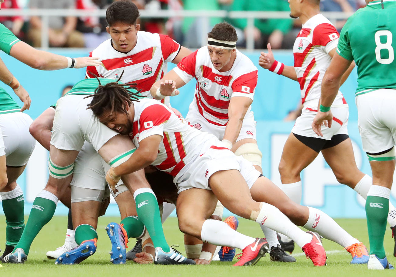 日本対アイルランド　前半、鋭いタックルで相手を止める日本フッカー堀江（中央）（撮影・垰建太）