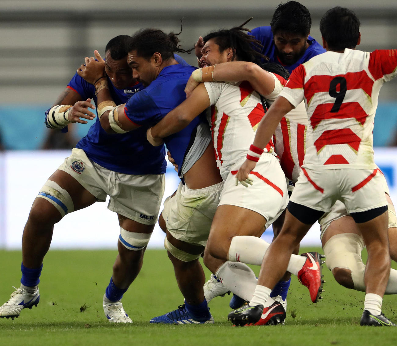日本対サモア　後半、相手に激しくタックルするフッカー堀江（中央）（撮影・狩俣裕三）