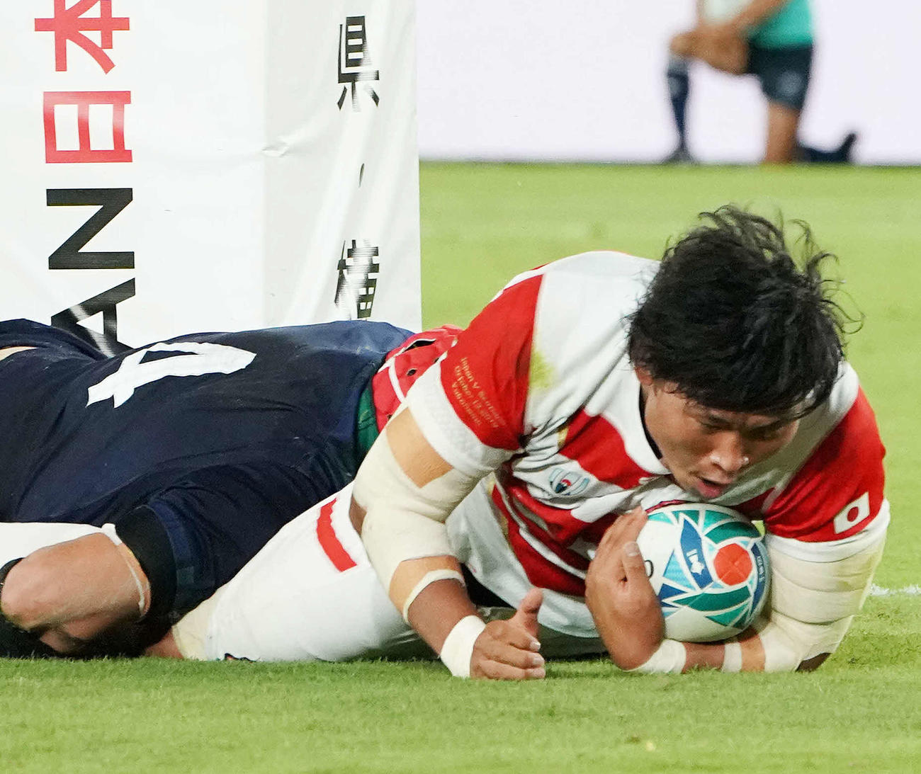 日本対スコットランド　前半、トライを決めるプロップ稲垣（撮影・鈴木みどり）