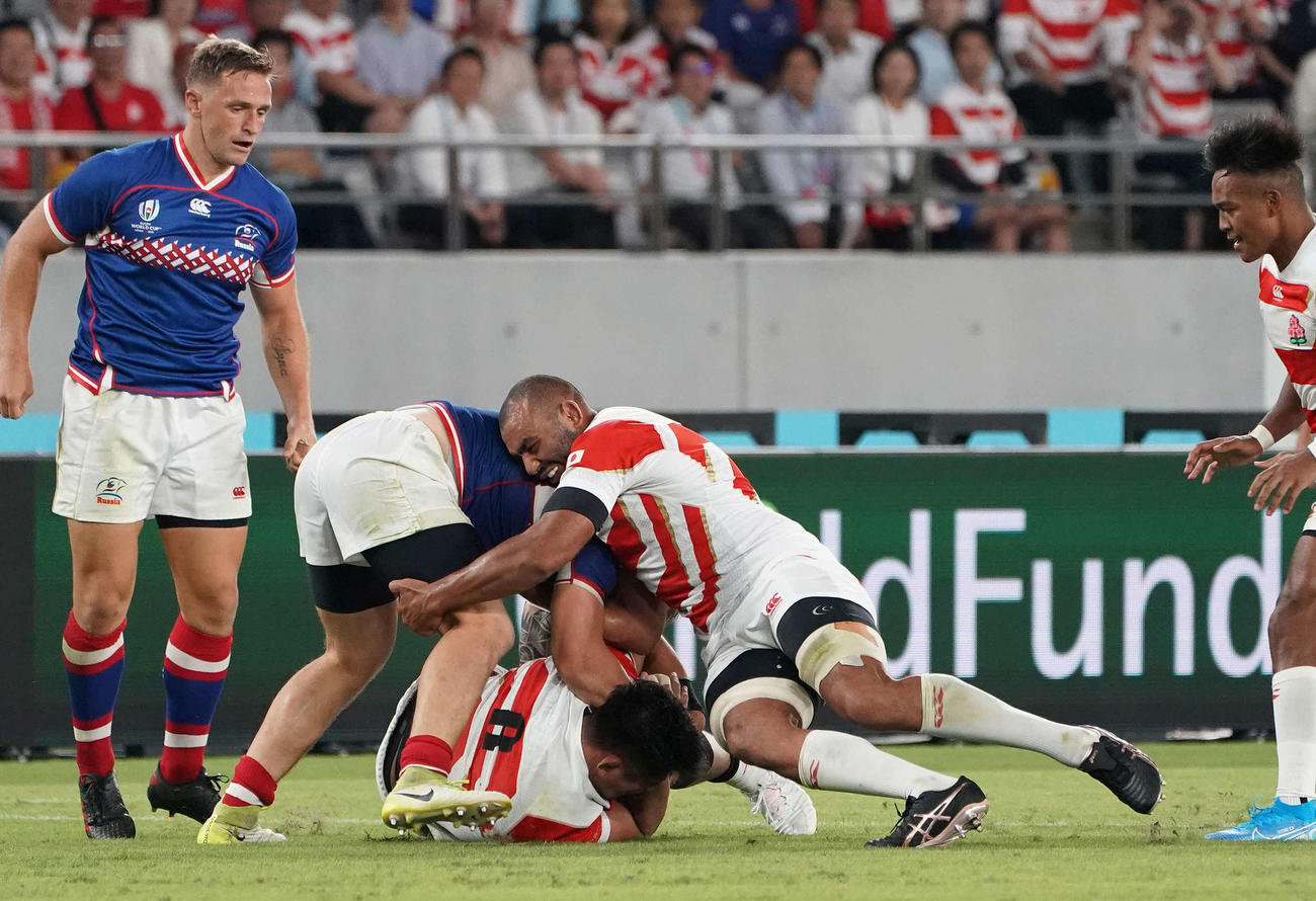 日本対ロシア　後半、タックルするフランカー・リーチ（右）（撮影・鈴木みどり）
