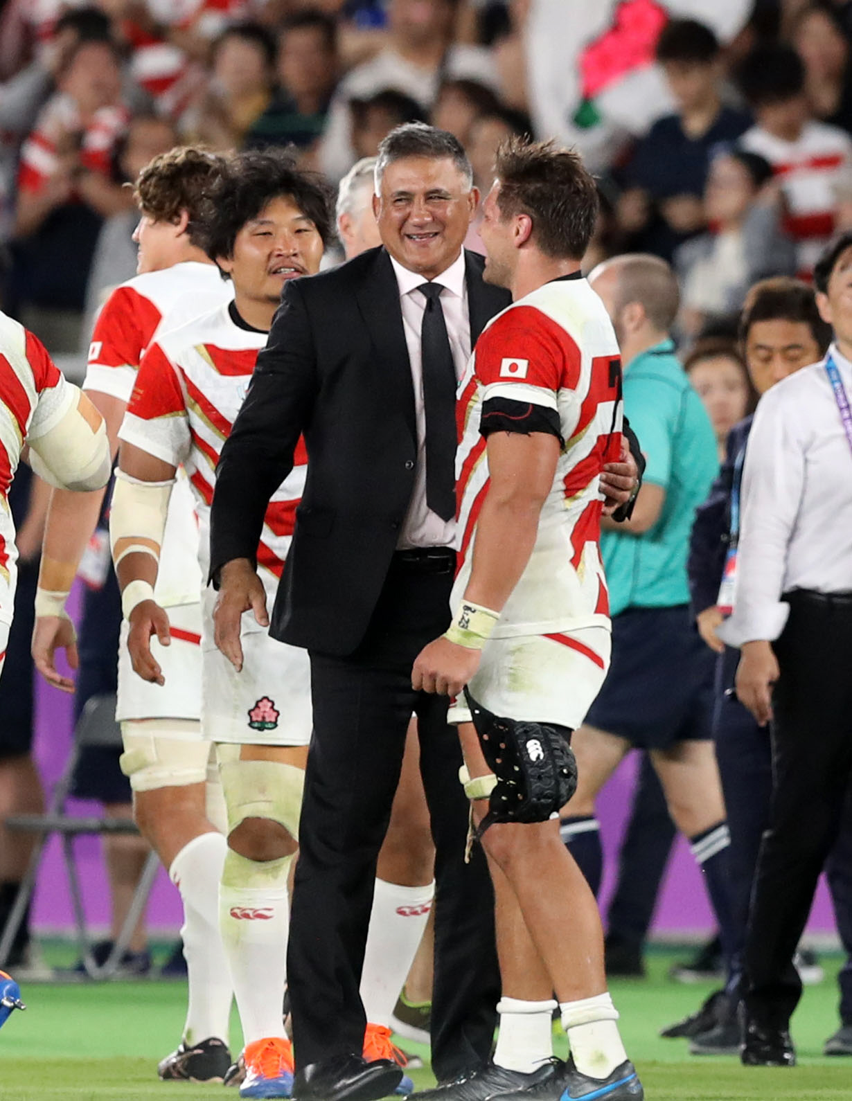 日本対スコットランド　試合後、ピーター・ラブスカフニ（右）と喜び合うジェイミー・ジョセフ・ヘッドコーチ＝2019年10月13日