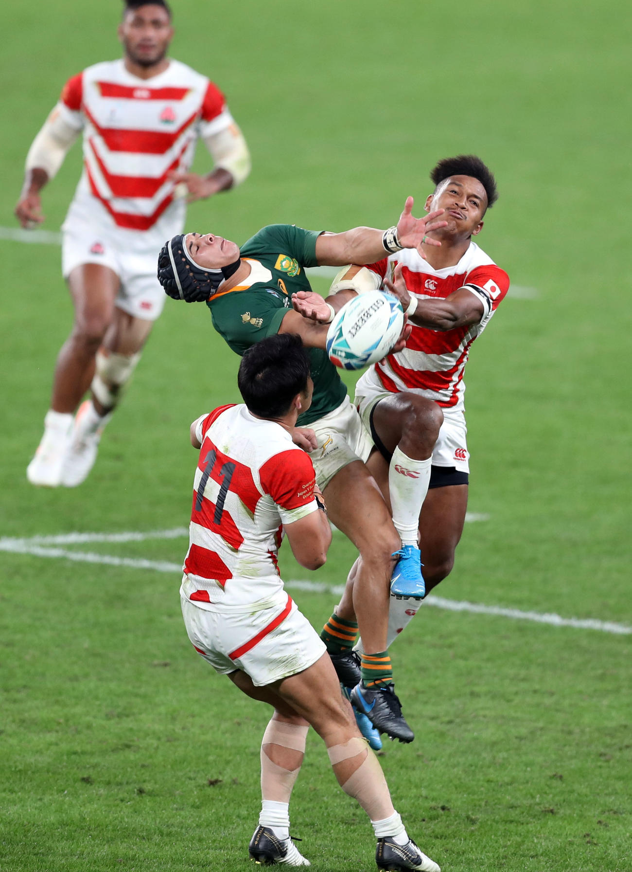 日本対南アフリカ　後半、ハイボールを競り合うWTB松島（右）（撮影・狩俣裕三）