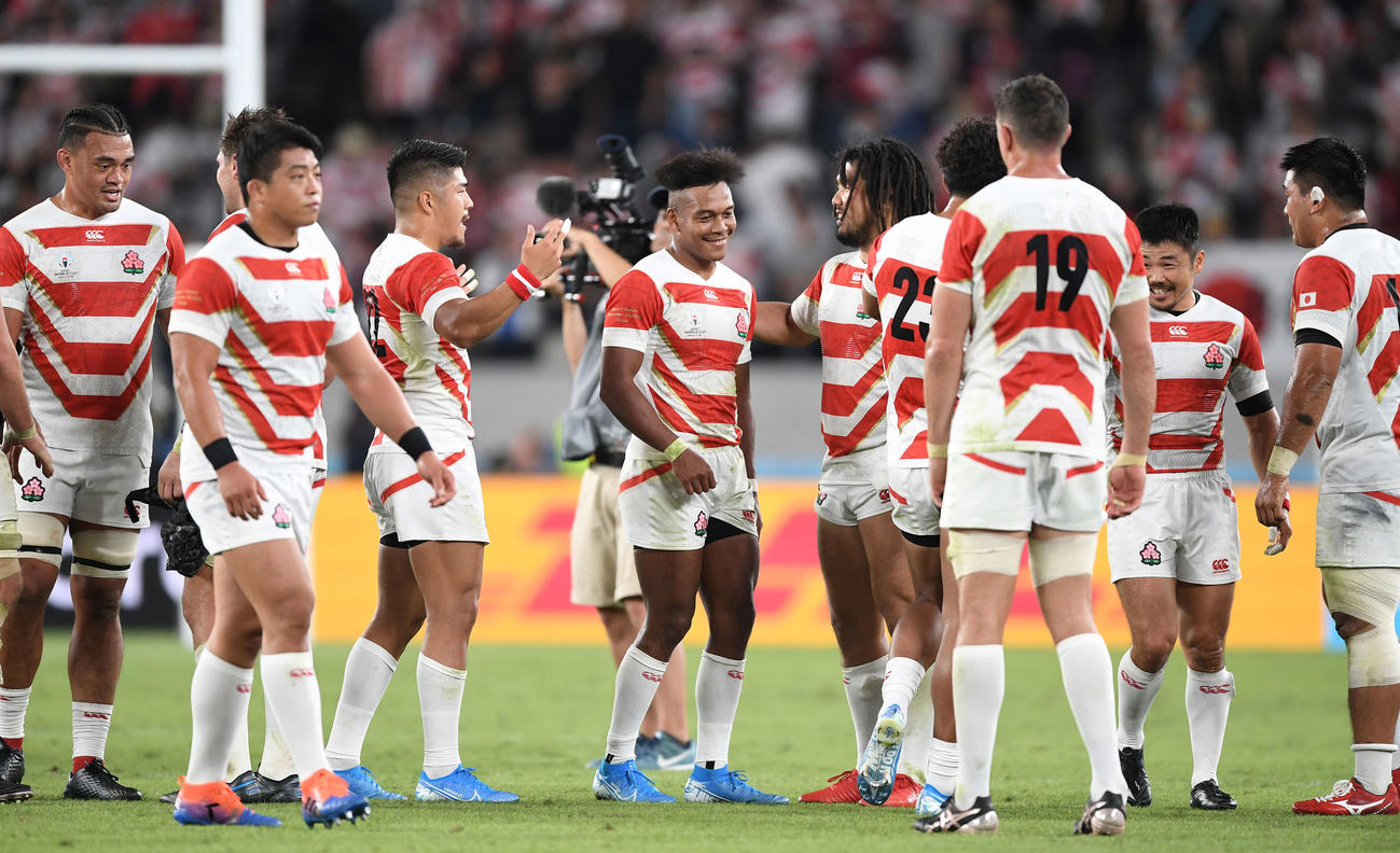 日本対ロシア　W杯開幕戦でロシアに快勝し、笑顔を見せるWTB松島（中央）ら日本の選手たち（撮影・鈴木みどり）