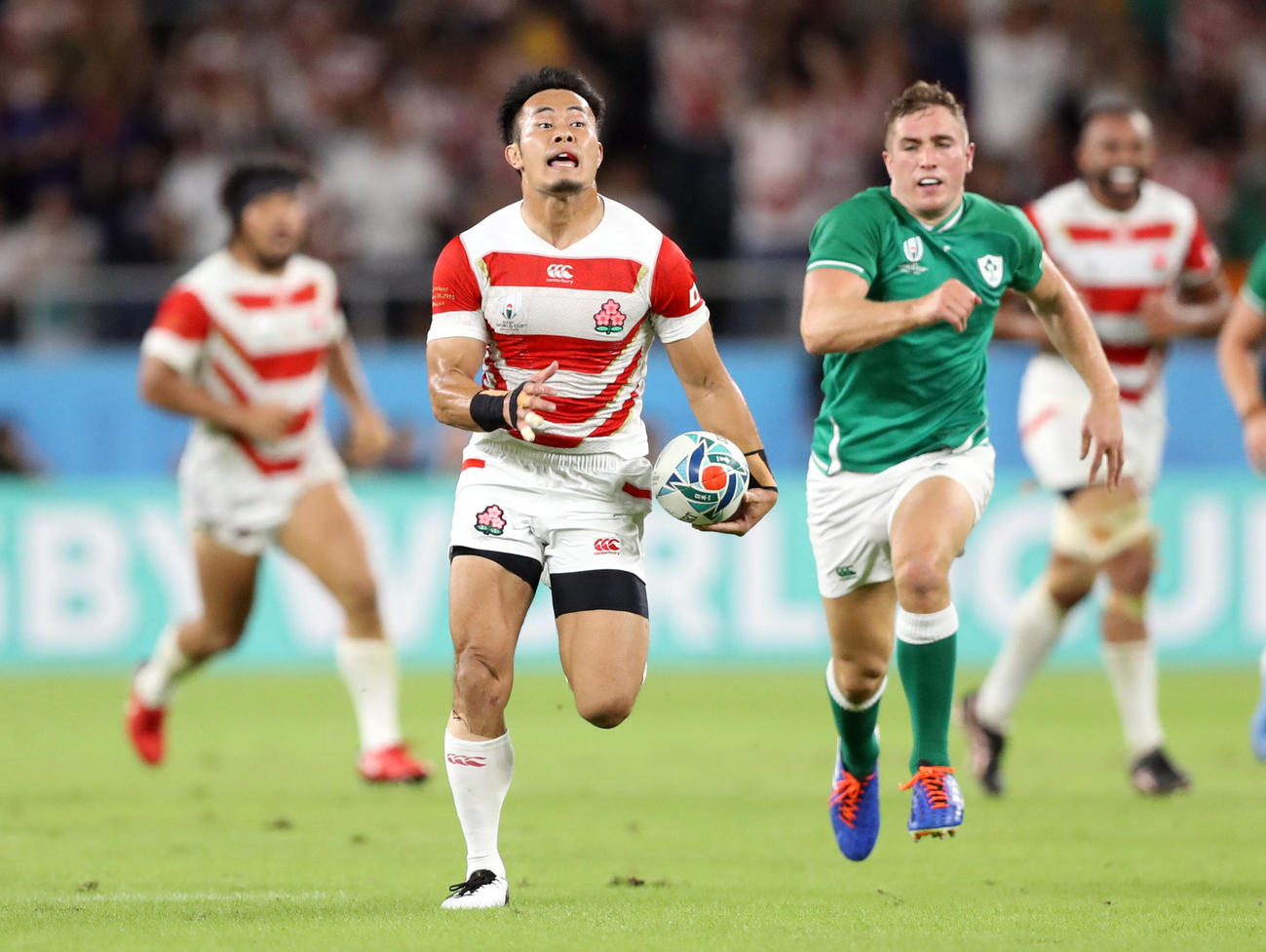 日本対アイルランド　後半、インターセプトから独走するWTB福岡（撮影・狩俣裕三）