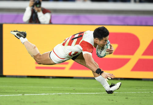 日本対スコットランド 前半、トライを決めるWTB福岡(撮影・鈴木みどり)