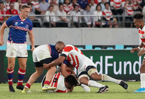 日本対ロシア 後半、タックルするフランカー・リーチ(右)(撮影・鈴木みどり)