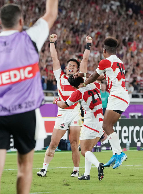 日本対スコットランド スコットランドに勝利し決勝トーナメント進出を決め喜ぶWTB福岡(右から3人目)ら(撮影・鈴木みどり)