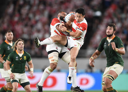 日本対南アフリカ 前半、空中で競るフランカー・リーチ(中央左)とWTB福岡(同右)(撮影・鈴木みどり)