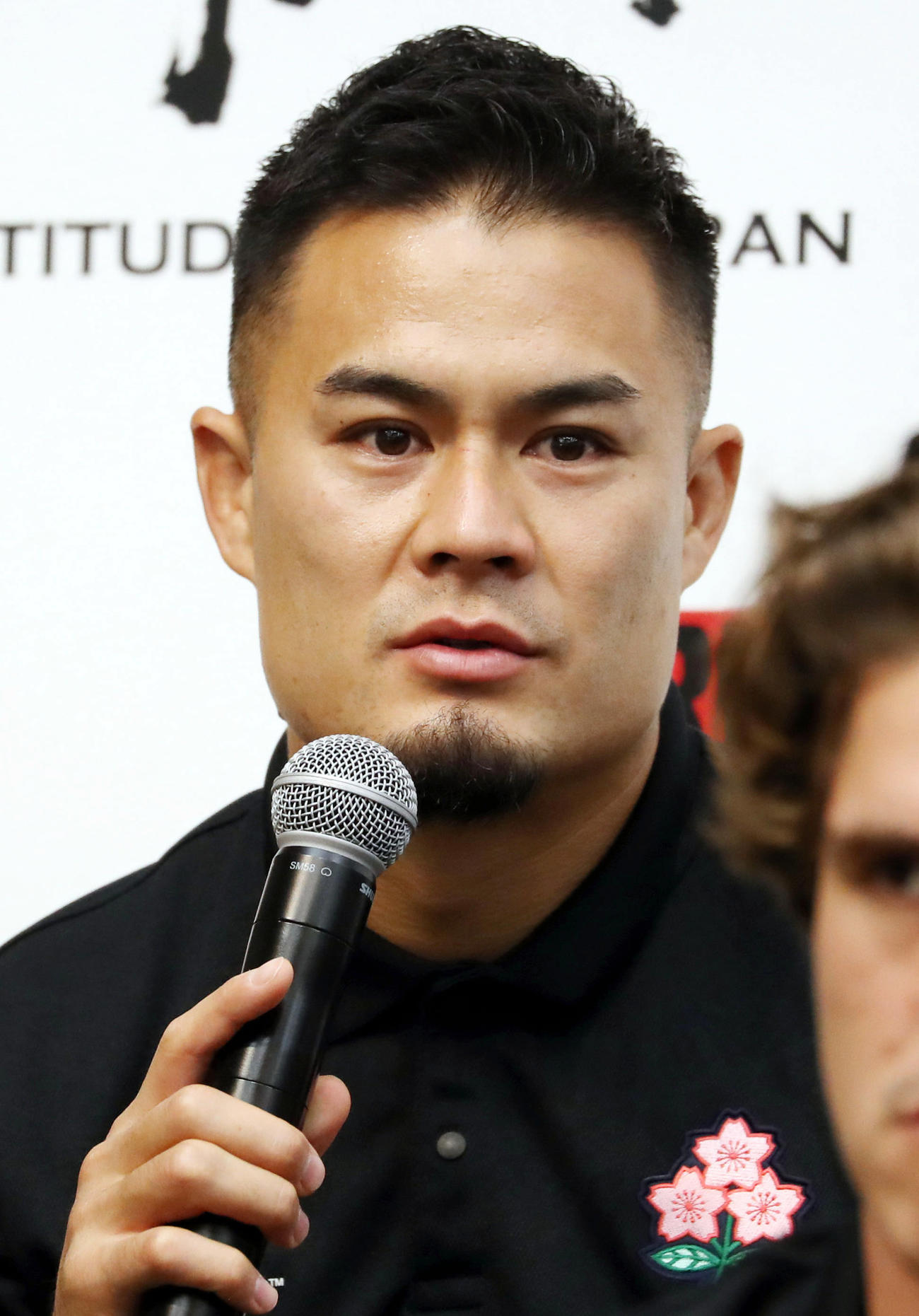 南アフリカ戦一夜明けの会見で、質問に答える田村（撮影・狩俣裕三）