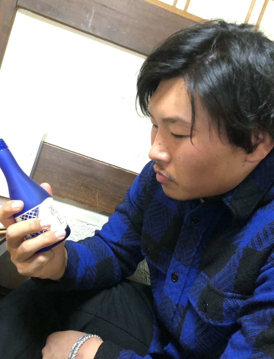 日本酒「潟王」を手にする稲垣啓太
