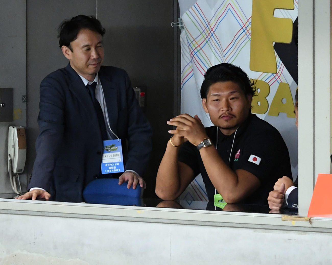 日本シリーズの巨人－ソフトバンク戦の観戦に訪れたラグビー日本代表の稲垣（撮影・たえ見朱実）