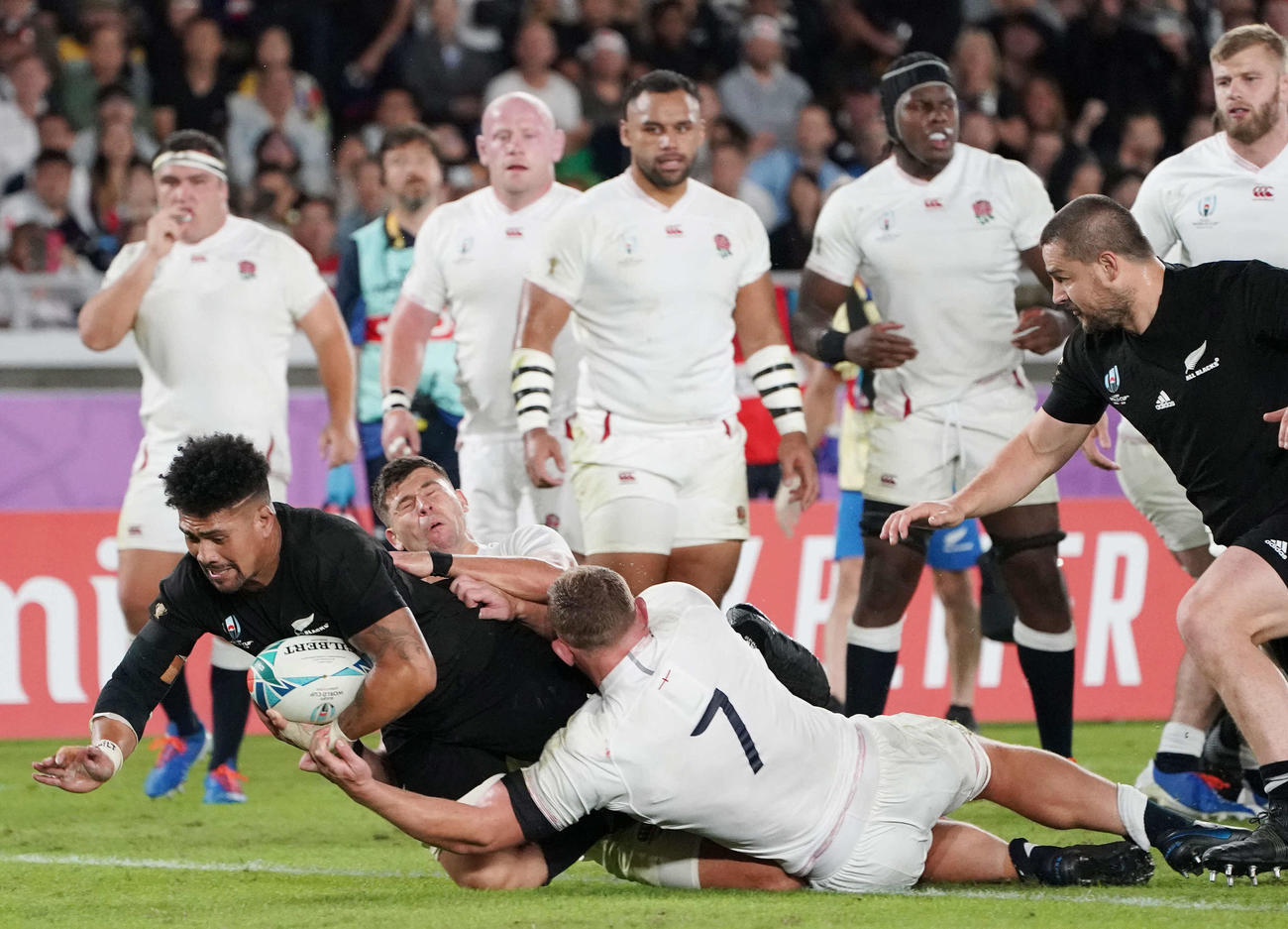 イングランド対ニュージーランド　後半、トライを決めるニュージーランドのフランカー・サベア（手前左）（撮影・鈴木みどり）