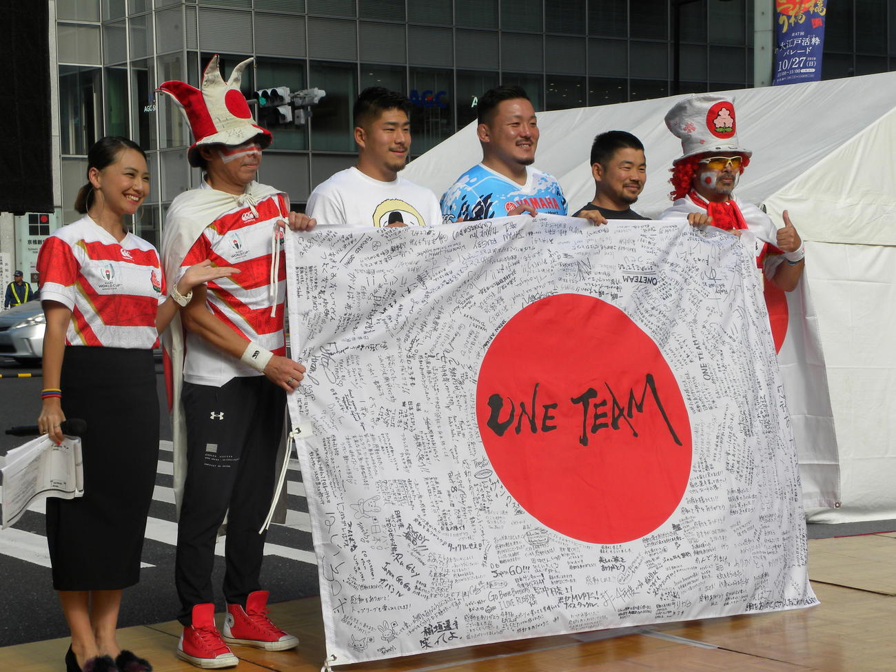 イベントにサプライズ参加した日本代表SO松田力也（左から3人目）、SH田中史朗（同5人目）とヤマハ発動機プロップ山本幸輝（左から4人目）（撮影・松本航）