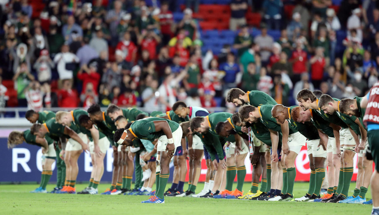 ウェールズ対南アフリカ　試合後、サポーターに深々と一礼する南アフリカ代表の選手たち（撮影・狩俣裕三）