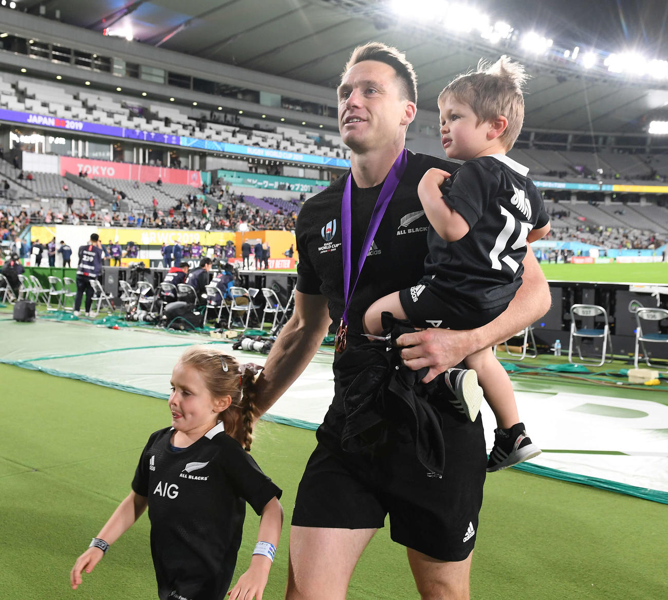 ニュージーランド対ウェールズ　試合後、こどもと笑顔で歩くニュージーランドWTB・B・スミス（撮影・鈴木みどり）