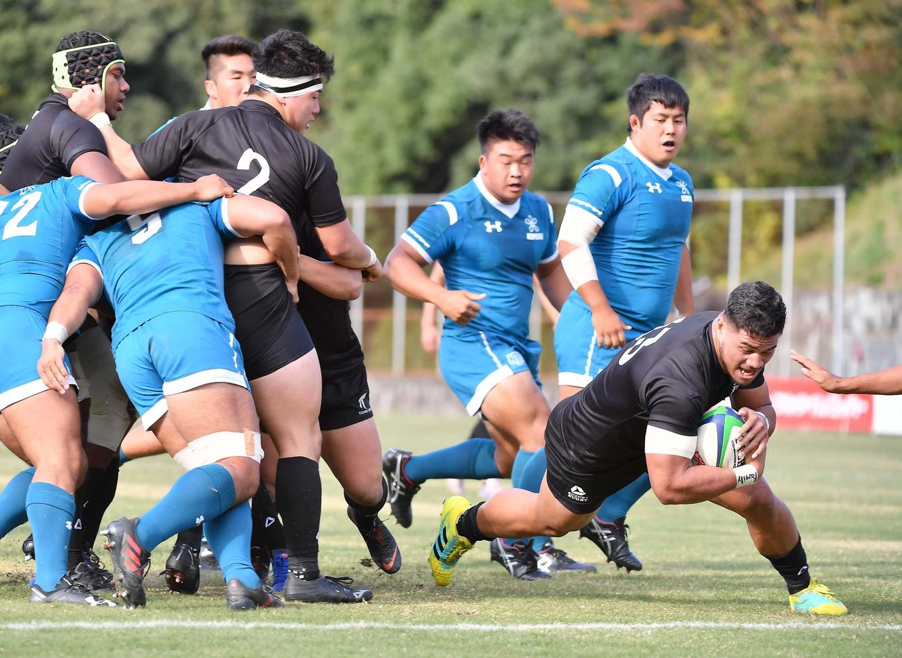 天理大対近大　前半、モールから抜け出し逆転トライを決める天理CTBシオサイア・フィフィタ（撮影・上田博志）