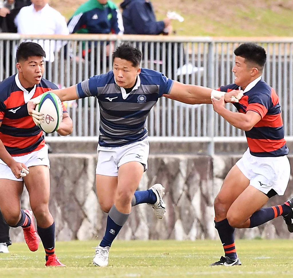 前半、ハンドオフで相手ディフェンスを突破する同大WTB山口楓斗（撮影・上田博志）