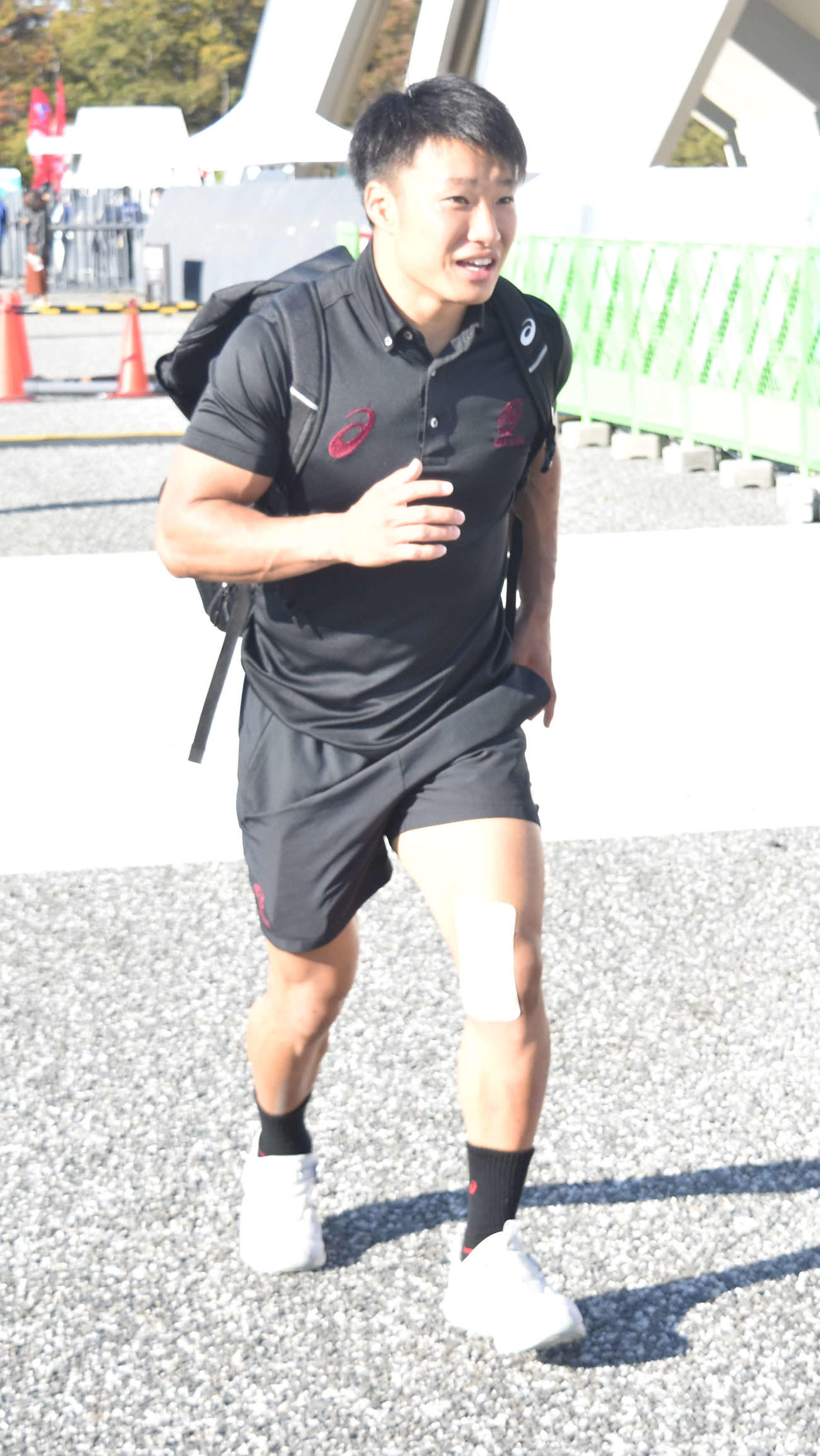 試合後、チームバスが停めてある駐車場に向かって走る早大主将のSH斉藤直人