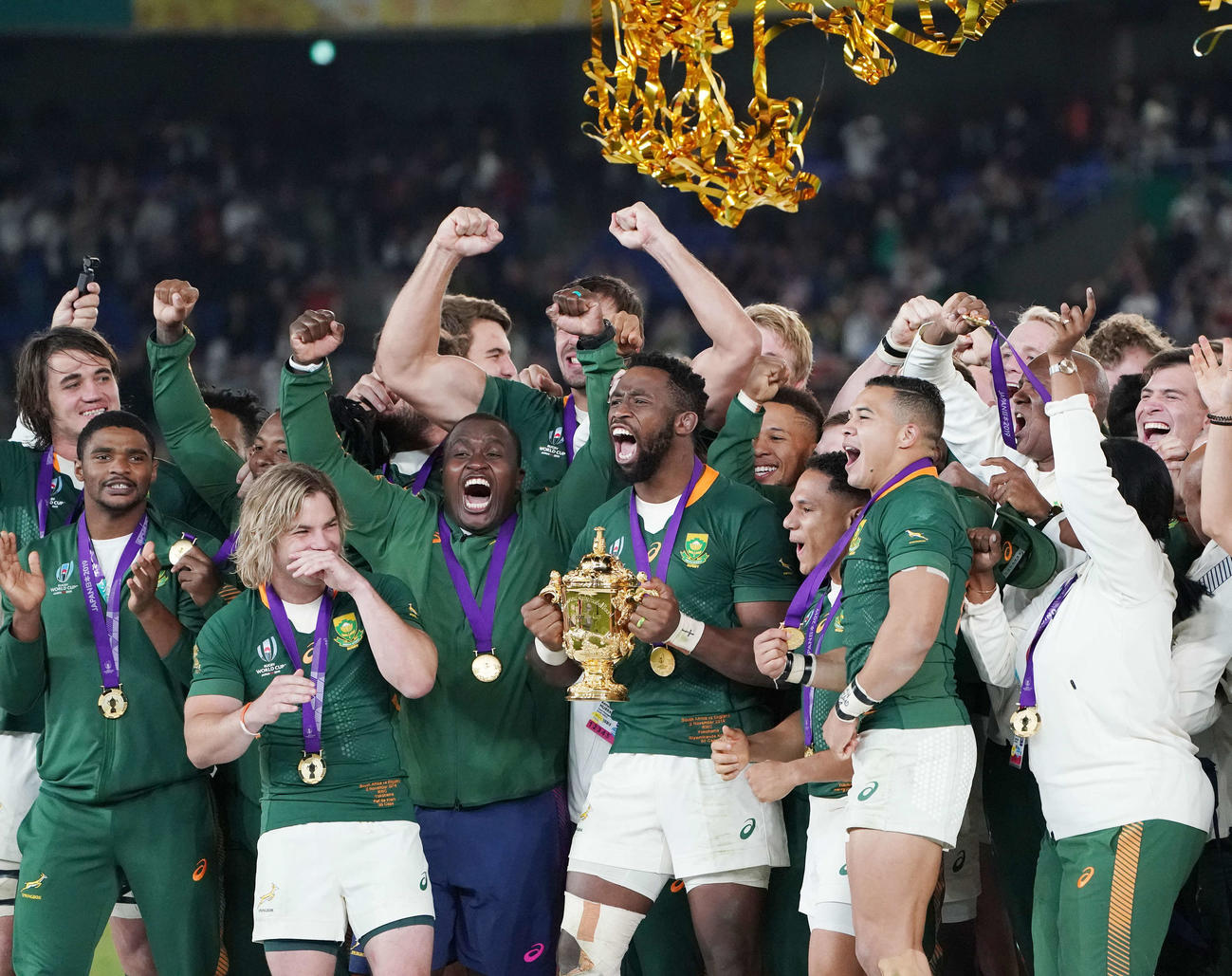 イングランド対南アフリカ　優勝し、ウェブ・エリス・カップを手にほえる南アフリカ・コリシ（2019年11月2日撮影）