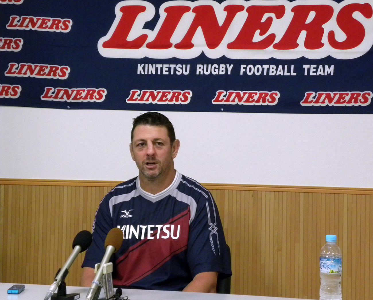 近鉄の練習に合流し、取材対応する日本代表ロックのトンプソン・ルーク（撮影・松本航）