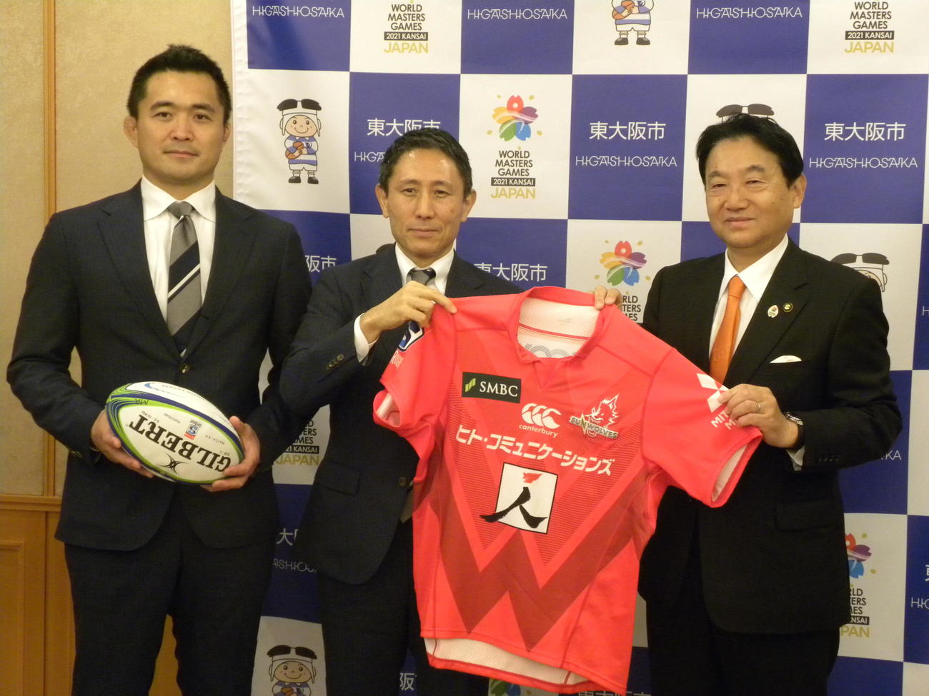 記念撮影する、左からサンウルブズ大久保ヘッドコーチ、ジャパンエスアール渡瀬CEO、野田東大阪市（撮影・松本航）