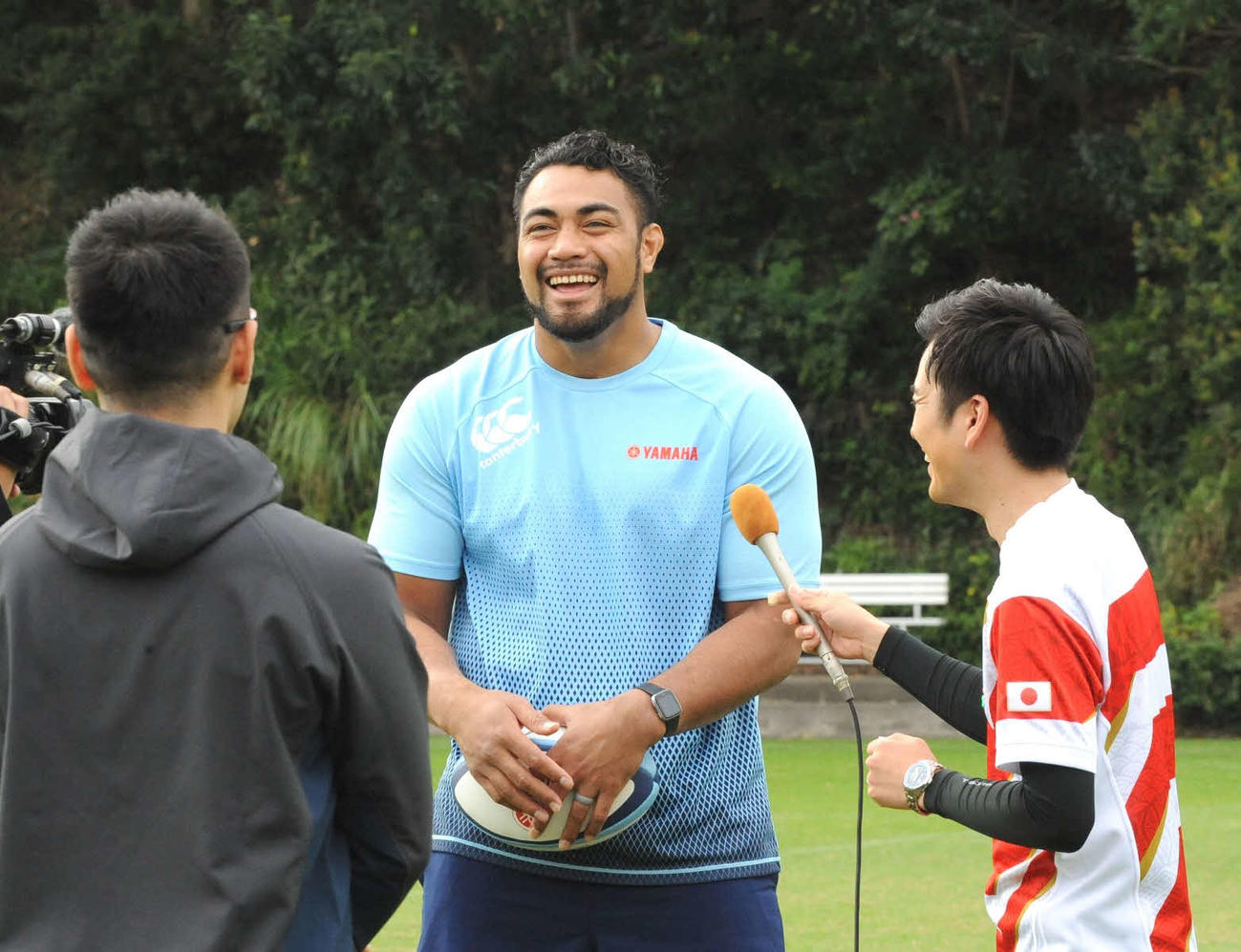 ときどき笑顔を交えてDaiichi－TVの取材に応じるヤマハ発動機のヘル・ウベ（中央）