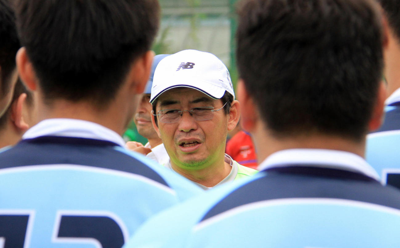 高校ラグビー神奈川県予選、厳しい表情で選手に指示を送る藤原監督