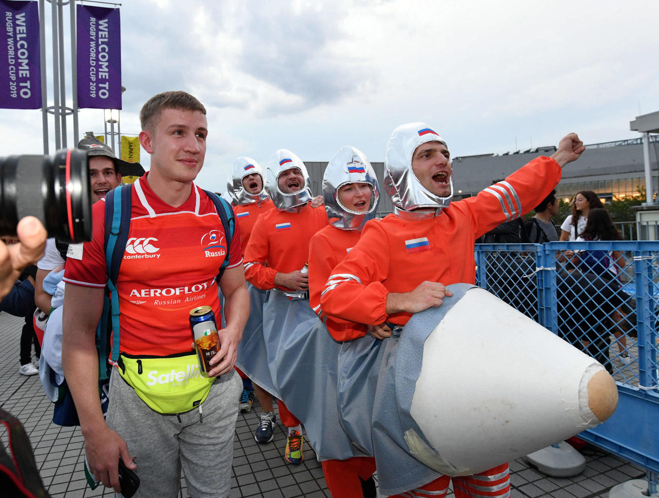 9月20日の1次リーグ日本－ロシア戦の試合前、宇宙飛行士に扮（ふん）したロシアのサポーター（撮影・滝沢徹郎）