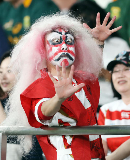 10月18日の準々決勝日本－南アフリカ戦の試合前、歌舞伎の格好で盛り上げるサポーター（撮影・狩俣裕三）