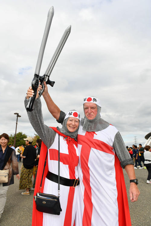 10月19日の準々決勝イングランド－オーストラリア戦の試合前、騎士の姿に扮したイングランドのサポーター（撮影・滝沢徹郎）