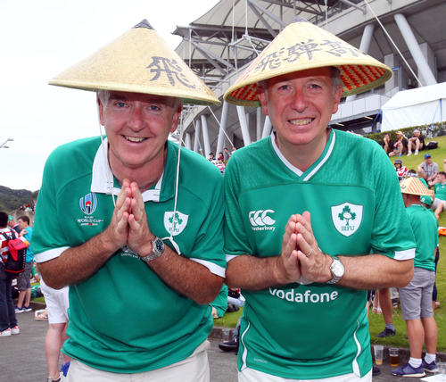 9月28日の1次リーグ日本－アイルランド戦の試合前、飛騨高山の笠を着けポーズを決めるアイルランドのサポーター（撮影・垰建太）