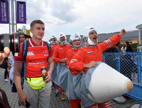 9月20日の1次リーグ日本-ロシア戦の試合前、宇宙飛行士に扮(ふん)したロシアのサポーター(撮影・滝沢徹郎)