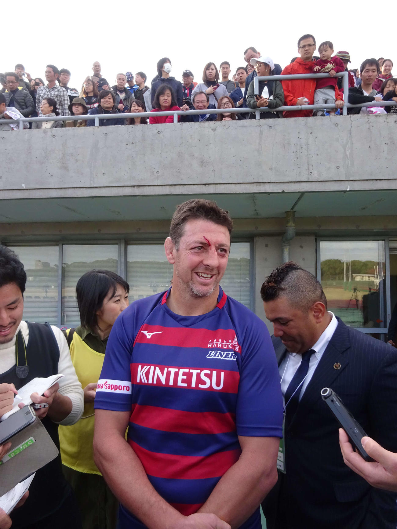 試合後、笑顔で取材に応じる近鉄のロック・トンプソン・ルーク（撮影・加藤裕一）