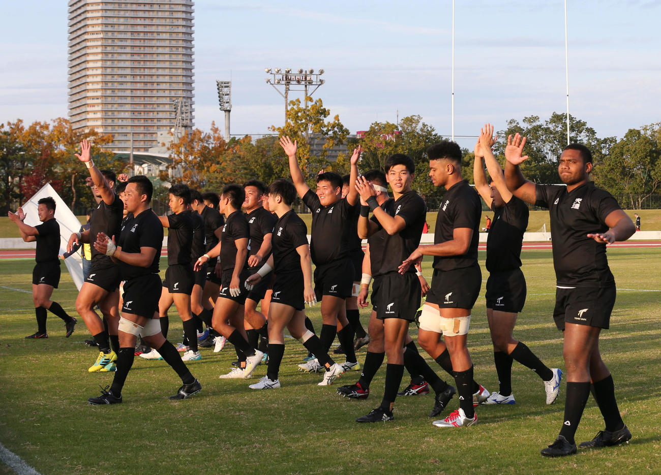 同大に快勝しスタンドの声援に応える天理大NO8ジョネ・ケレビ（右端）ら天理大の選手たち（撮影・黒河謙一）