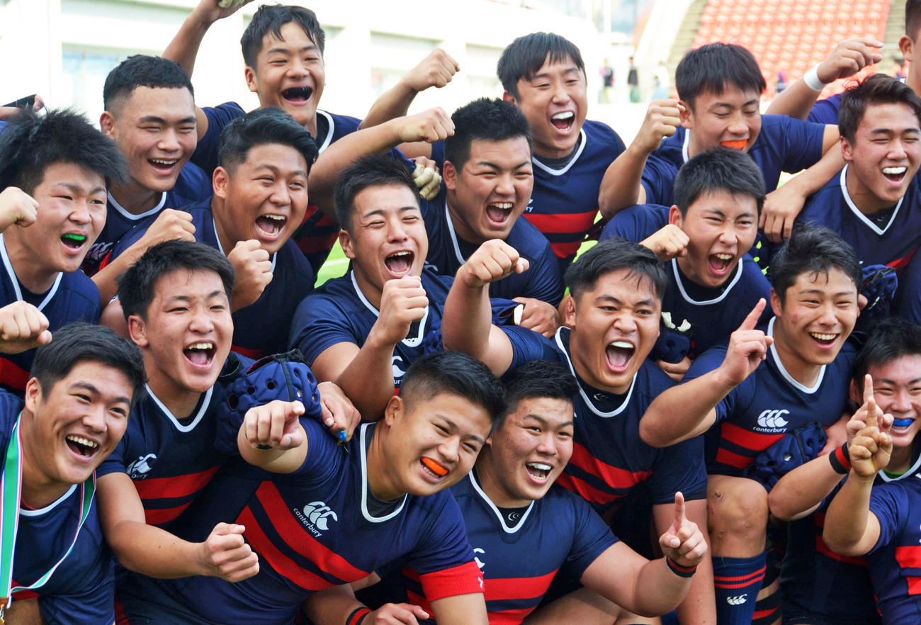 優勝し笑顔を見せる常翔学園（撮影・望月千草）