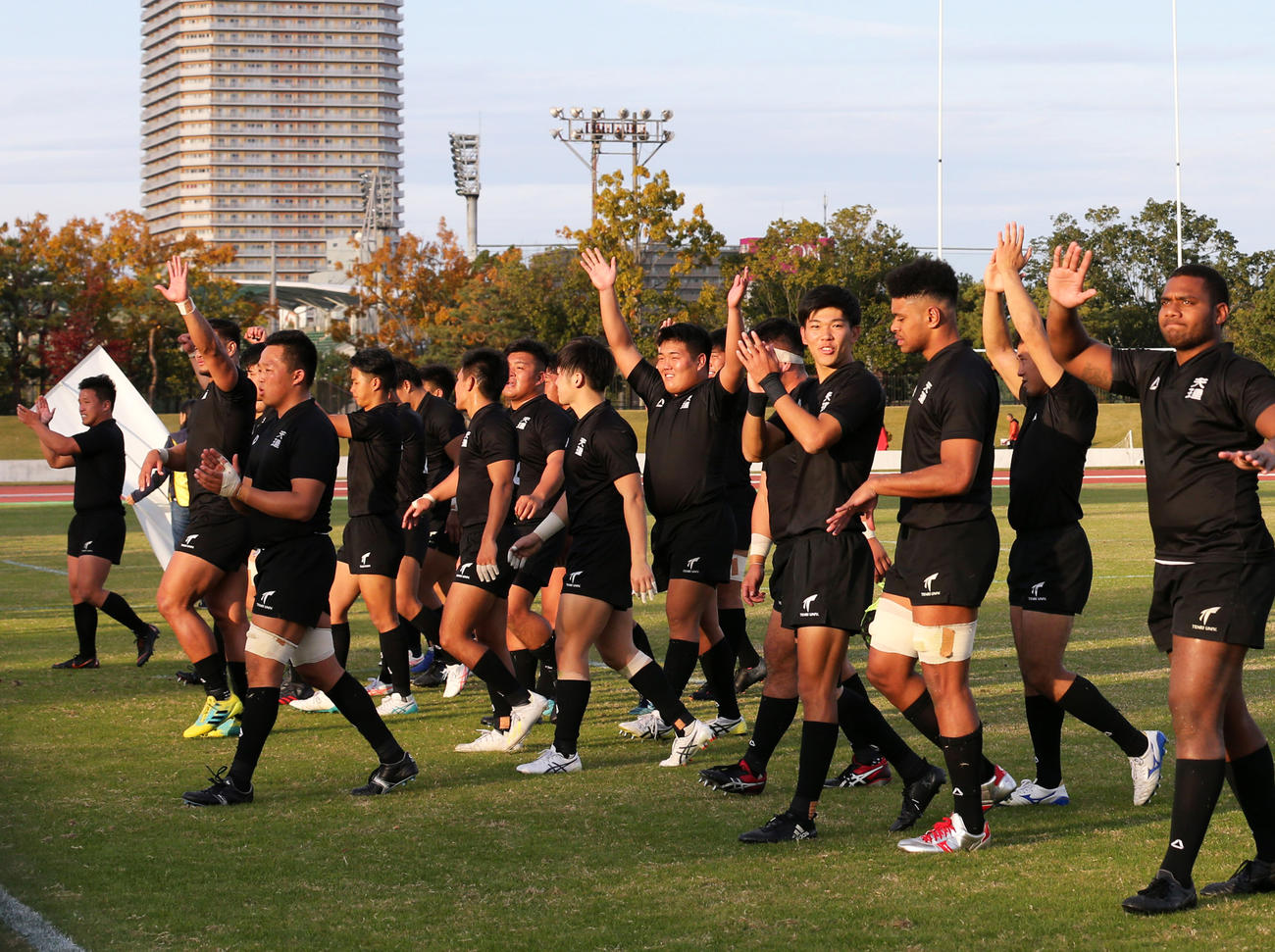 同大に快勝しスタンドの声援に応える天理大NO8ジョネ・ケレビ（右端）ら天理大の選手たち（撮影・黒河謙一）