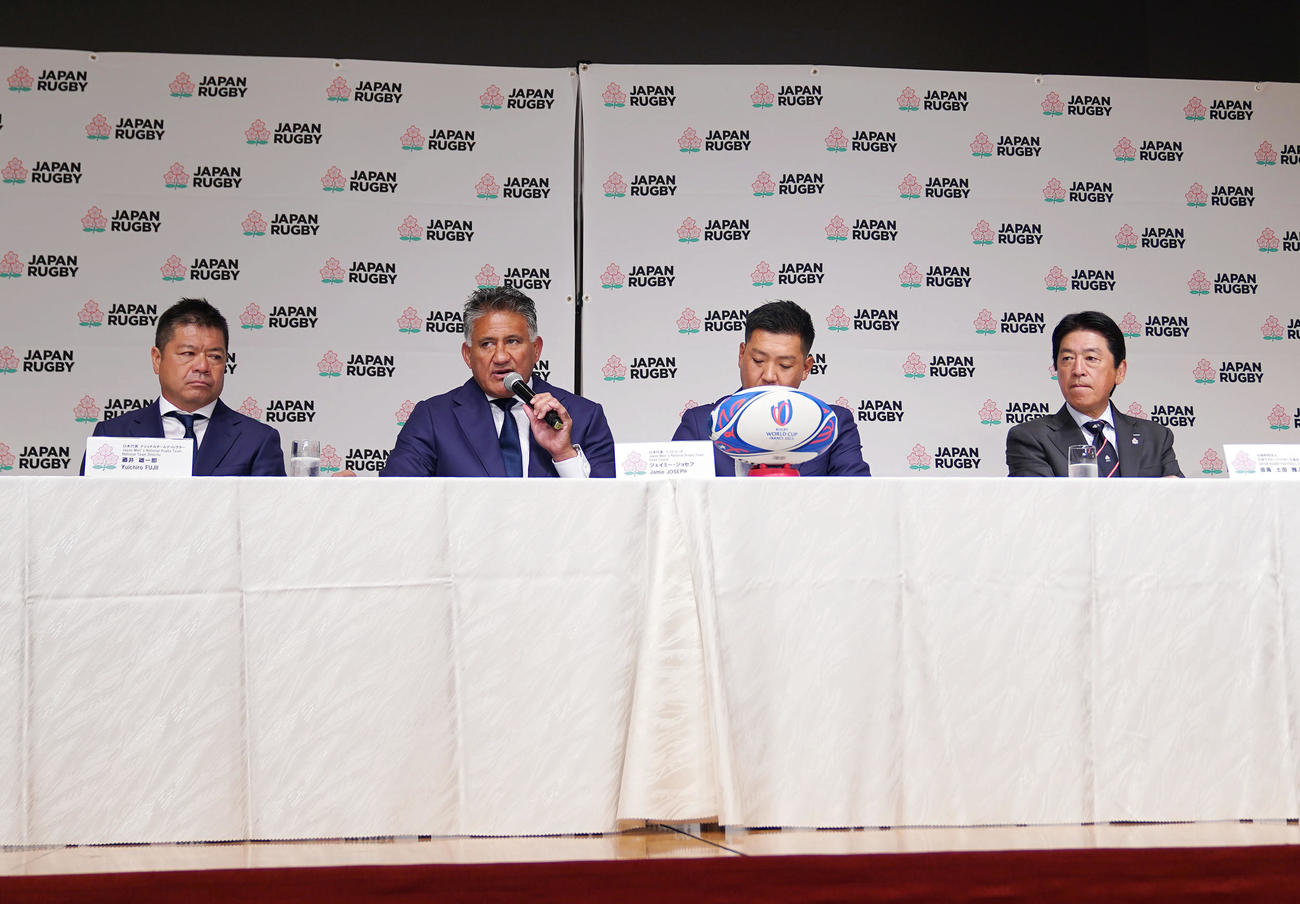 代表メンバー発表前にあいさつするジョセフ・ヘッドコーチ（左から2人目）。左から藤井チームディレクター、1人おいて吉水通訳、土田JRFU会長（撮影・狩俣裕三）