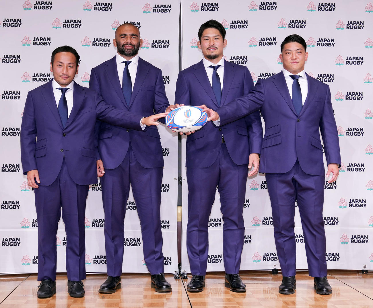 代表メンバー発表後の会見で記念撮影をする、左から流、リーチ、姫野、坂手（撮影・狩俣裕三）