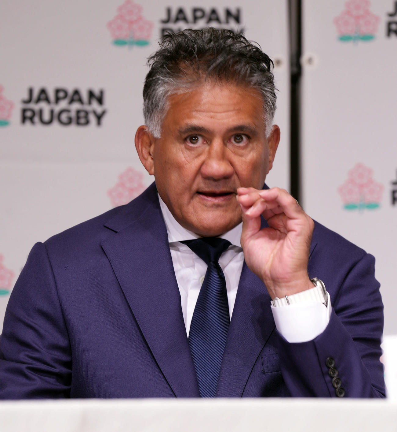 会場入りし、着席するジョセフ・ヘッドコーチ（撮影・狩俣裕三）