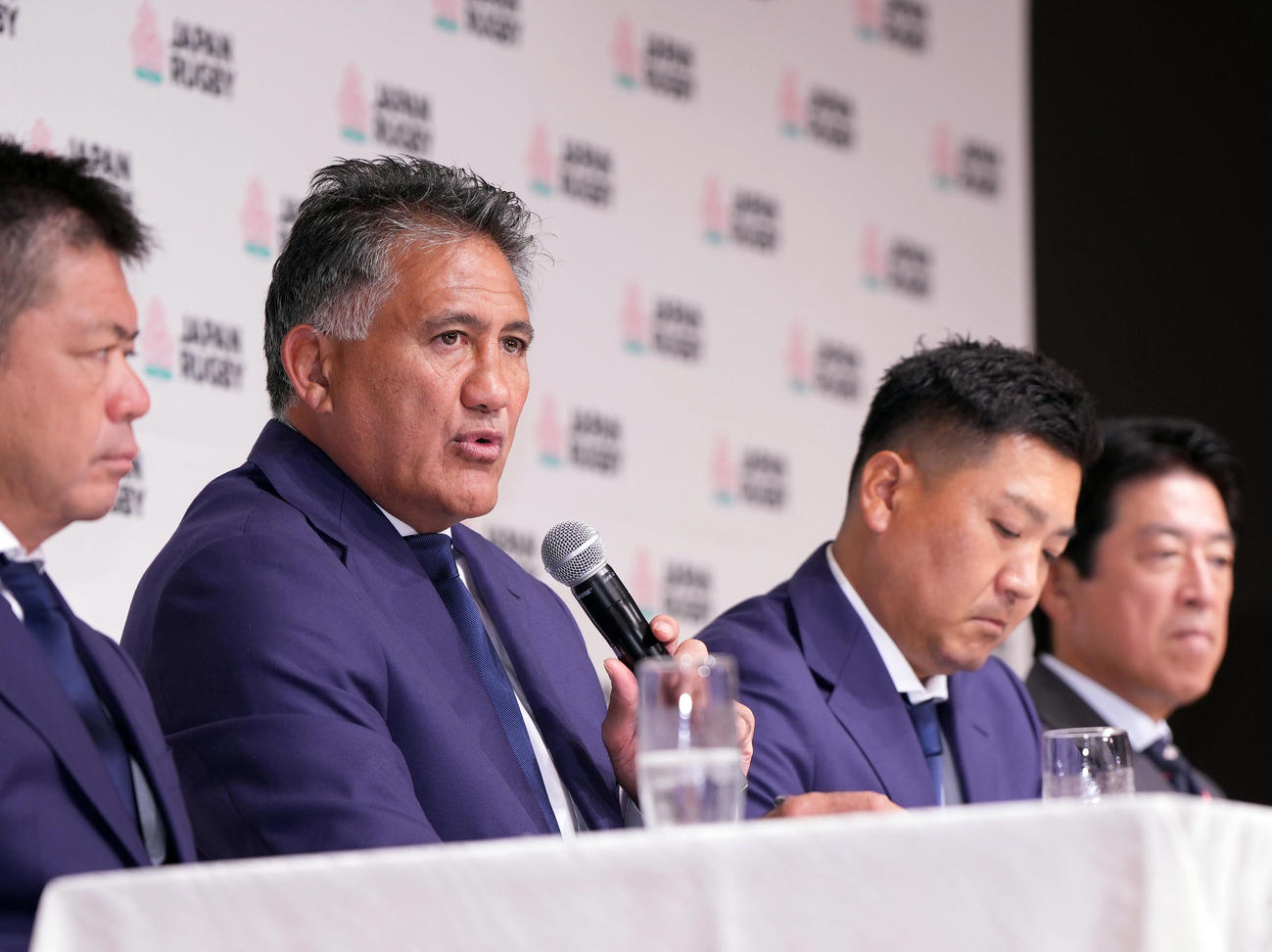 代表メンバー発表後、質問に答えるジョセフ・ヘッドコーチ（左から2人目）（撮影・狩俣裕三）