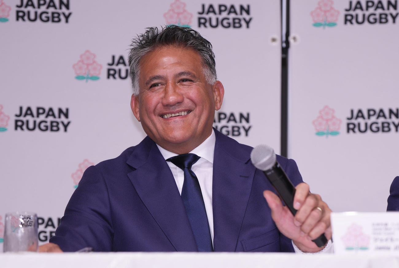 代表メンバー発表後、笑顔を見せるジョセフ・ヘッドコーチ（撮影・狩俣裕三）