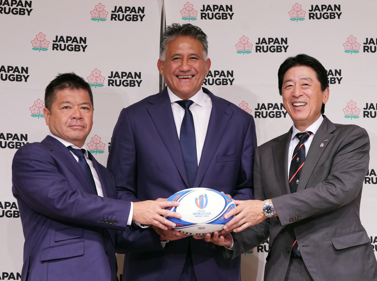 代表メンバー発表後、記念撮影するジョセフ・ヘッドコーチ（中央）。左は藤井チームディレクター、右は土田JRFU会長（撮影・狩俣裕三）