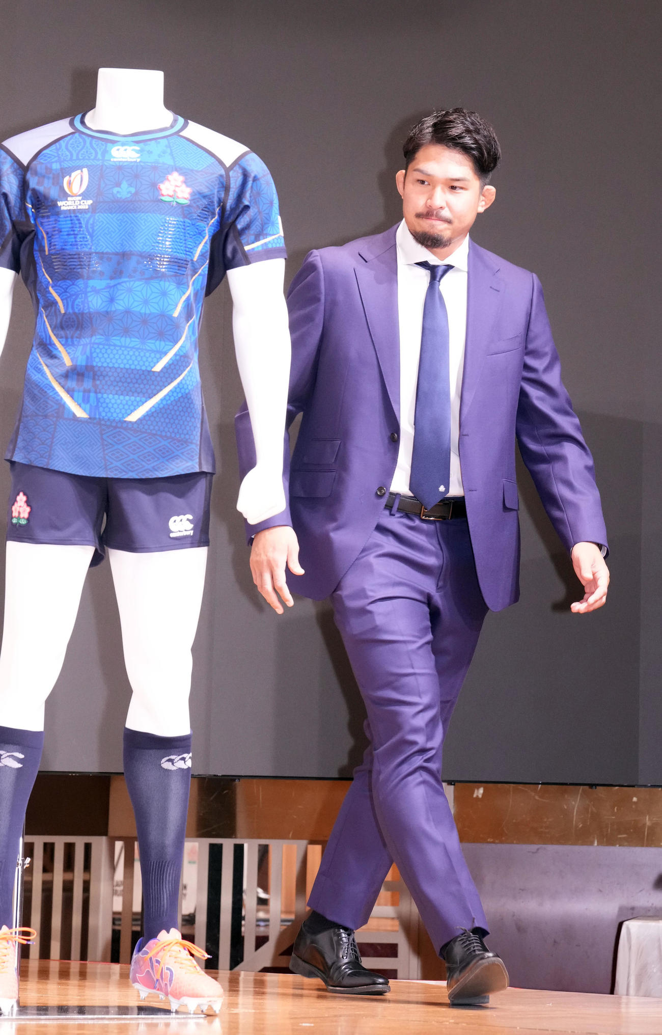 代表メンバー発表後の会見で登壇する姫野（撮影・狩俣裕三）