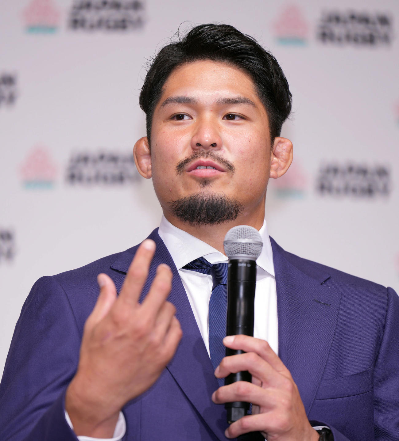 代表メンバー発表後の会見で話をする主将に選ばれた姫野（撮影・狩俣裕三）