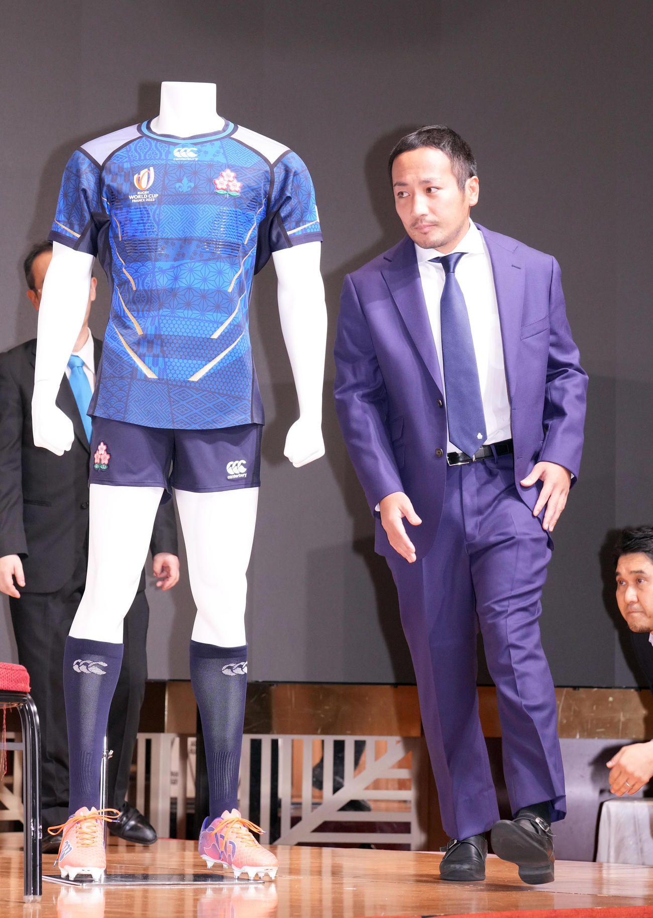 代表メンバー発表後の会見で登壇する流（撮影・狩俣裕三）